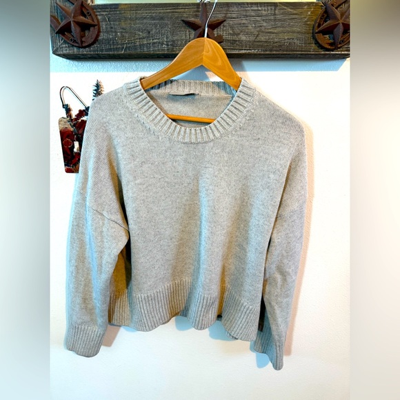 Everlane Light Gray Women's Crew Neck Sweater essential piece size Medium - Picture 1 of 7
